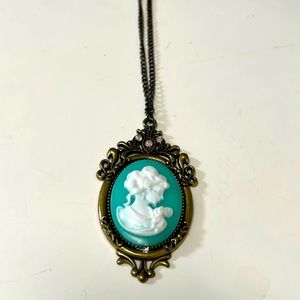 🔥Gold tone simulated 2 tone Victorian beauty cameo necklace in teal